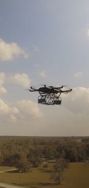 Distributionsbil har en drone med p taget