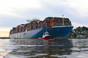 Containerskib med plads til godt 20.000 teu ligger til i Hamburg