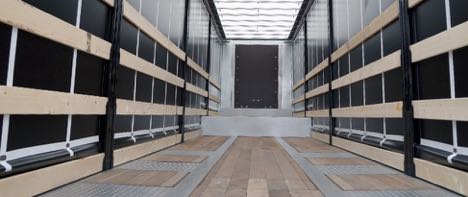 Logistik-firma i Aarhus har fet nedbygget gardintrailer