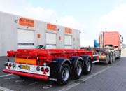 K�rren kan tage en container op fra jorden