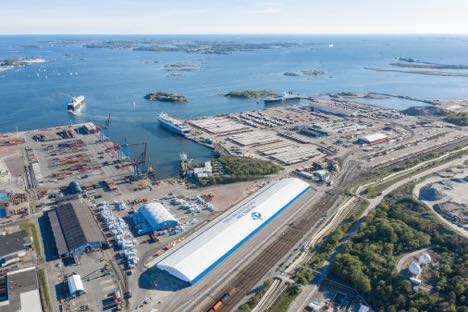 Vestsvensk havn med stor containeromstning fr ny omlastningsterminal 