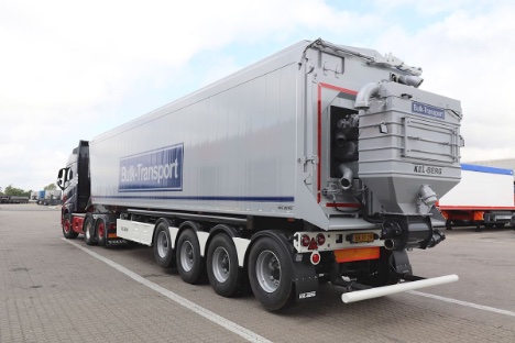 Fire-akslet tip-trailer skal bruges til bulk-transport
