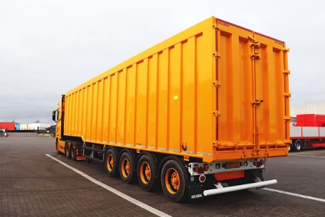 Nedbrydningsfirma har fet ny fire-akslet trailer opbygget med sider i stl