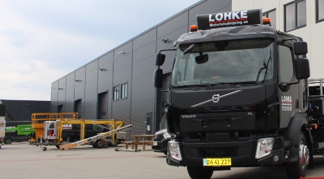 Materieludlejning kører ud med fejeblad med hydrauliske venderamper