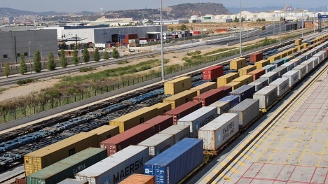 Rederi-koncern sender containere med tog fra havneterminal til landterminal