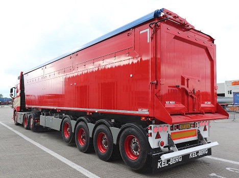 Vognmand ved langs� tipper med to nye trailere