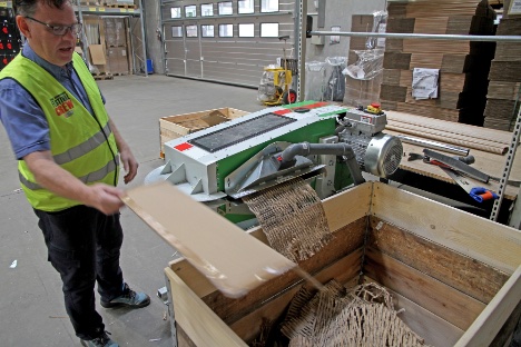 Maskine skrer papkasser op til papfyld - og sparer transport af pap og fyld