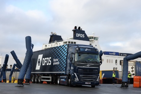 Rederi-koncern har sat el-lastbil i drift i Holland-Belgien