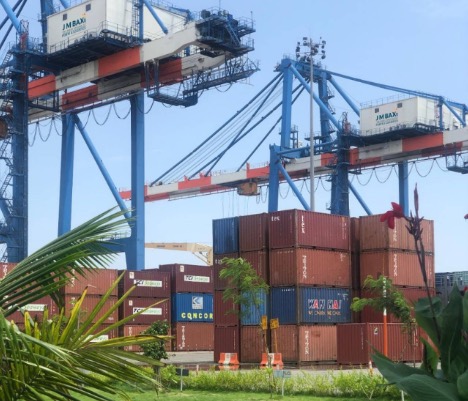 Tysk rederikoncern køber betydende aktiepost i indisk terminal-selskab