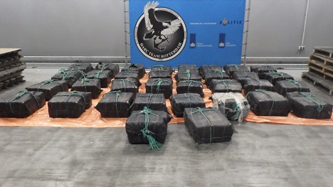 Toldkontrol udlser snesevis af arrestationer og beslaglggelser af 4,7 ton kokain i havnen i Rotterdam