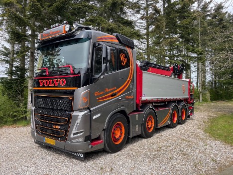 Fire-akslet lastbil med kran skal bruges til entreprenrkrsel