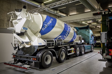 Elektrisk trækker kører med elektrisk betontrailer