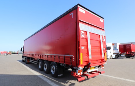 Transportvirksomhed i Ikast har taget to nye tre-akslede gardintrailere i brug