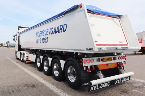Tiptrailer med fire aksler har plads til 37 kubikmeter