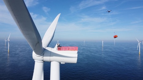 Fragtdroner bragte tung last frem til vindmlleprojekt