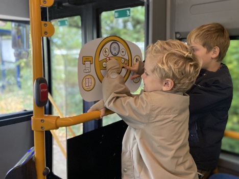 Trafikselskab lader børn lege, de styrer bussen