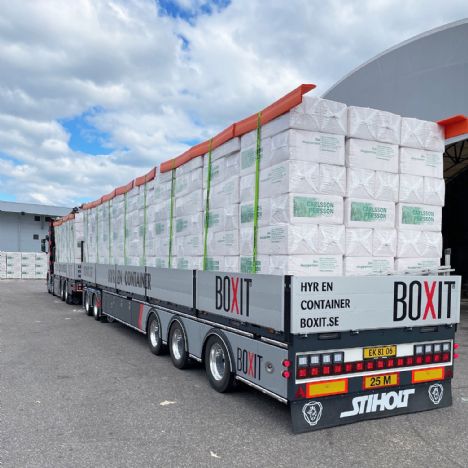 Lastbiler har containere med ud - og strøelse med hjem