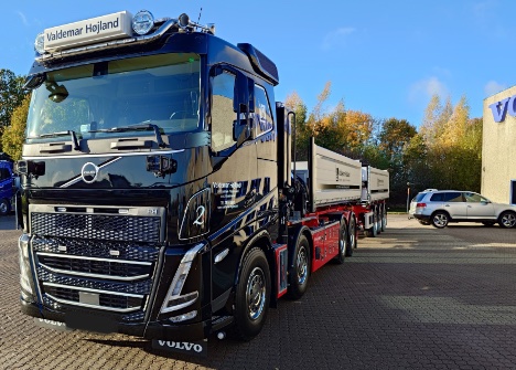 Ny fire-akslet forvogn med kran og wirehejs skal kre med tre-akslet kre