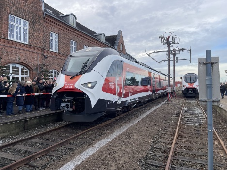 Borgere i Lemvig tog mod nyt batteri-eletrisk tog med Kong Frederik X om bord