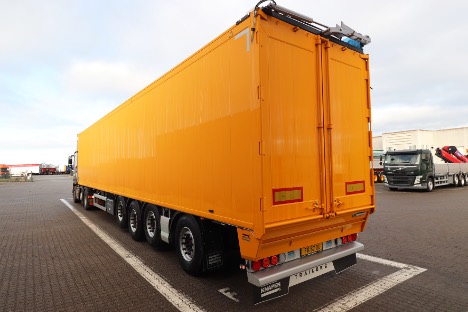 Trailer med gende gulv er ude p 15 meter