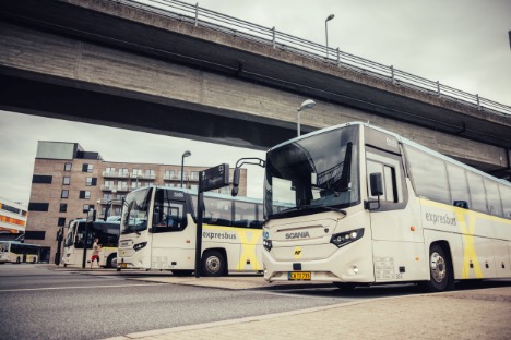 Flere rejser med expresbusser og kommer hurtigt frem