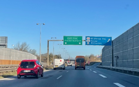 Bilister i Danmark er gode til at holde til højre - hvis de selv skal sige det