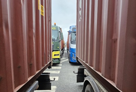 Havnearbejdere i K�benhavn har nedlagt arbejdet