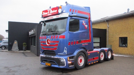 Ikast-vognmand har kastet sig ud i en ny tre-akslet tr�kker med stjerne p� fronten