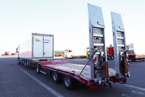 Tre-akslet anh�nger med ramper skal k�re med maskiner