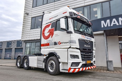 Chauff�r forts�tter i tre-akslet tr�kker