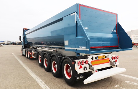 Fire-akslet letv�gtstrailer har tip-kasse i st�l
