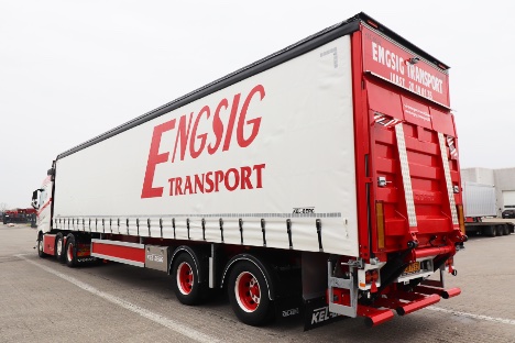 Transportvirksomhed tog tre to-akslede trailere med gardiner