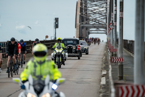 Kronprinsen var med de sidste motorkøretøjer over den gamle bro over Storstrømmen
