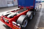 Tre-akslet link-trailer kan leveres med enten boks eller gardiner